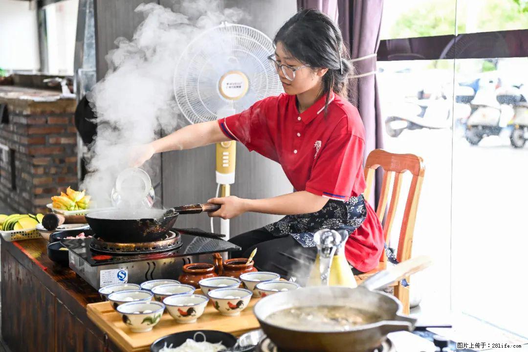 全网追的“扁担女孩”，找了一份暑假工，时薪12元 - 四平生活资讯 - 四平28生活网 sp.28life.net